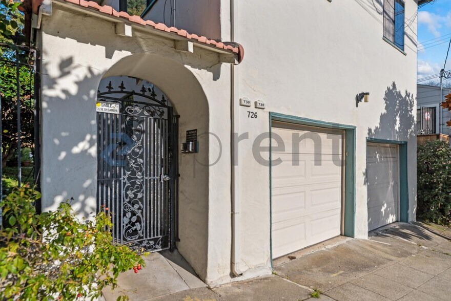 Building Photo - 728 E 24th St