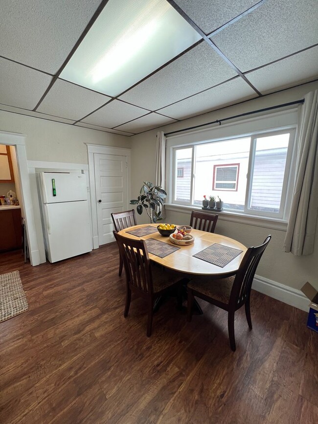 Building Photo - AVAILABLE AUGUST 1 - Spacious 3+ Bedroom Home