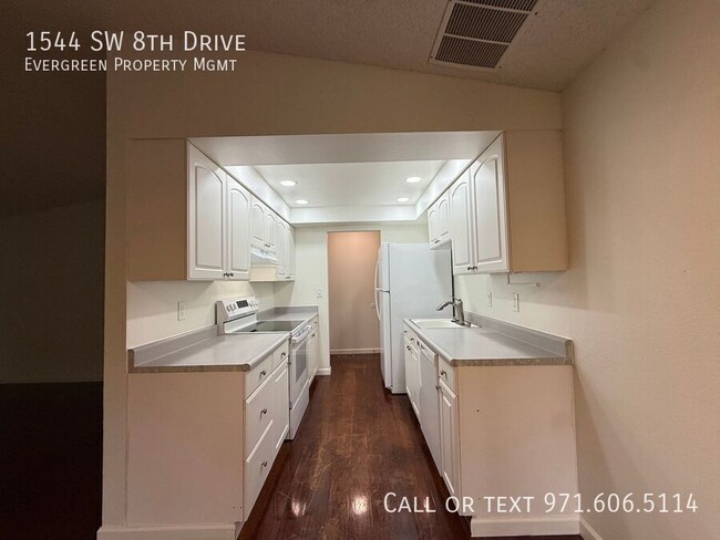 Building Photo - 1544 SW 8th Dr