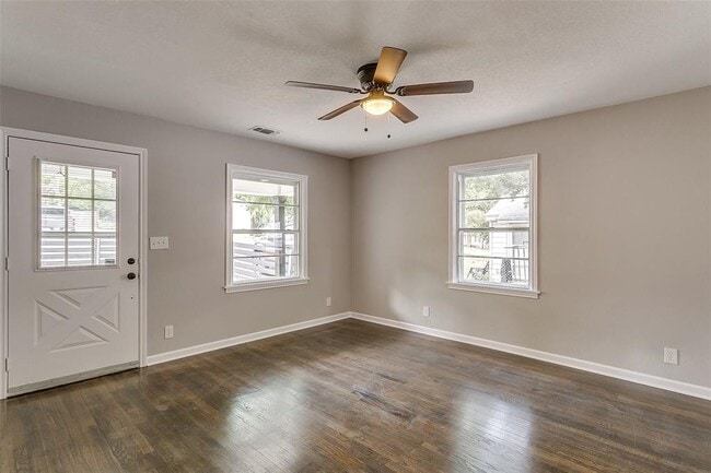 Main Living 2 - 5129 Kessler Rd