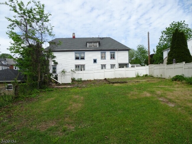 Building Photo - 689 Sayre Ave