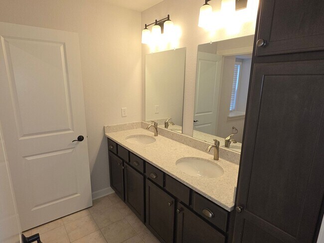 Building Photo - W239N3743 River Birch Ct