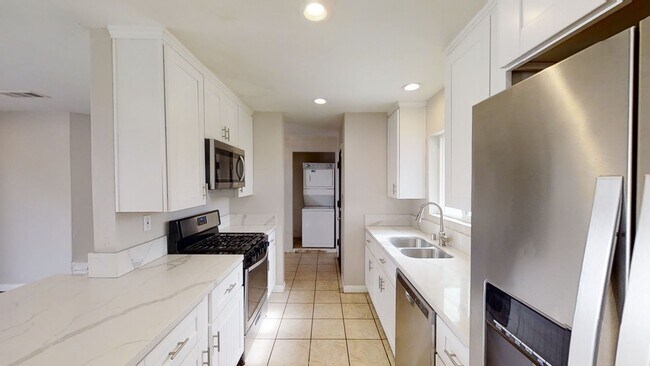 Building Photo - 5BD/2BA, Easy Walk to Campus!! (Lease out,...