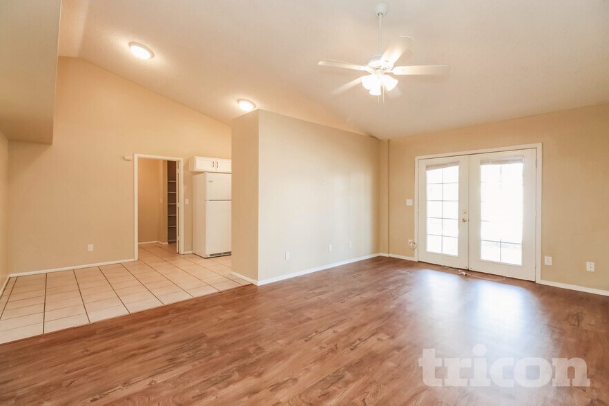 Building Photo - 102 W Ivyglen St
