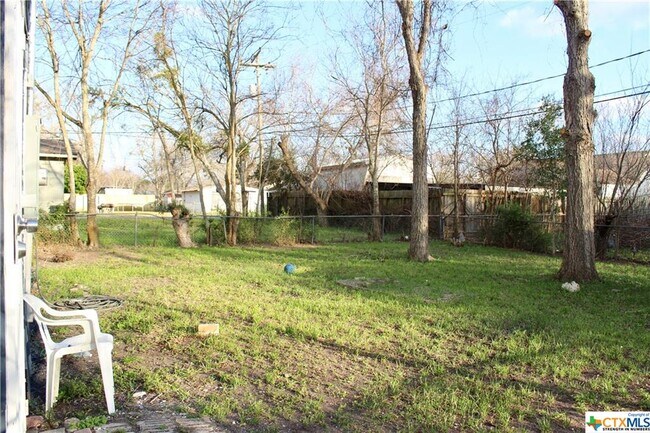 Building Photo - 1409 E Mistletoe Ave