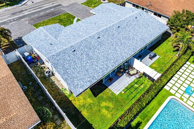 Building Photo - 708 NE 23rd Ave