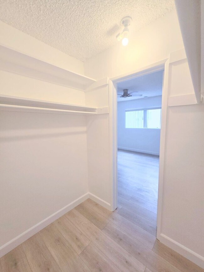 Building Photo - Welcome home! 2bd/2ba unit with parking. Master bedroom with en-suite bathroom!