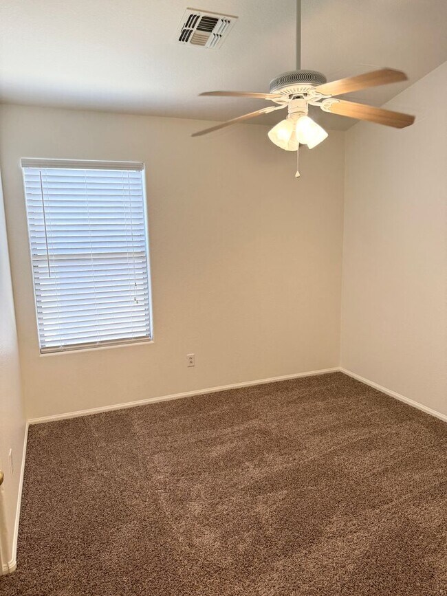 Building Photo - Fantastic 4 Bedroom/2 Bath Single Level Ho...