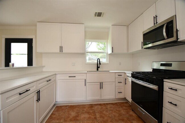 Building Photo - 10946 Fullerton Dr