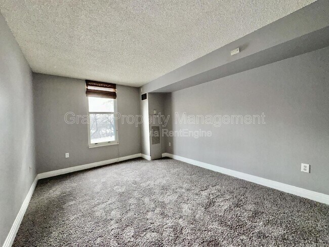 Building Photo - 601 W 11th Ave