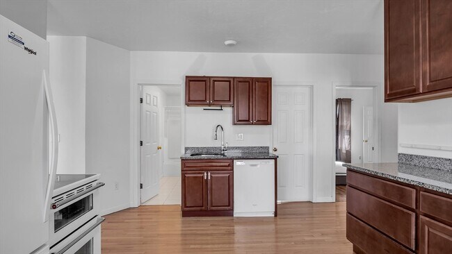 Building Photo - 1442 Main St