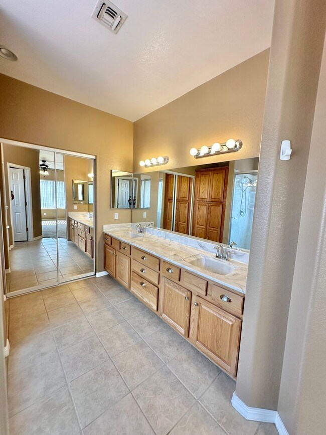 Building Photo - Beautiful 3 bedroom, 3 bathroom home with ...