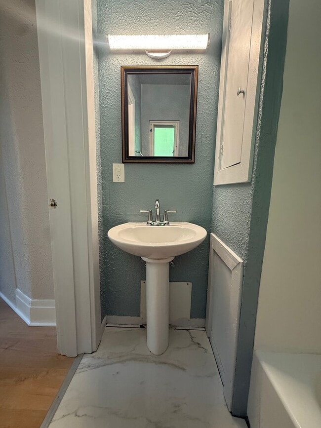 Building Photo - Hidden Gem-2 bedroom unit in Glenshaw/Shaler