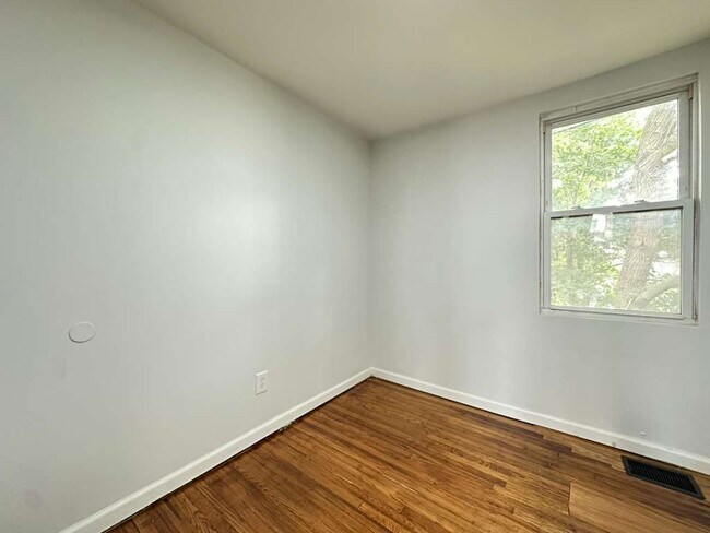 Building Photo - 1120 E Stafford St