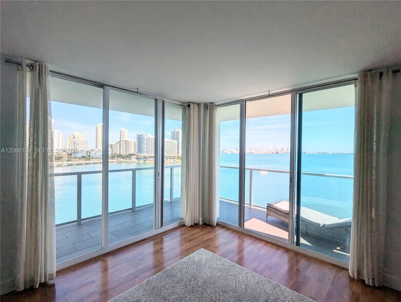 Building Photo - 1155 Brickell Bay Dr