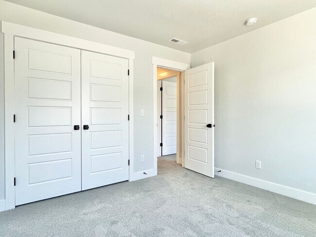 Building Photo - Beautiful Poolside Townhome at Mountain Ri...