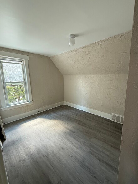 Building Photo - 1703 S 70th St