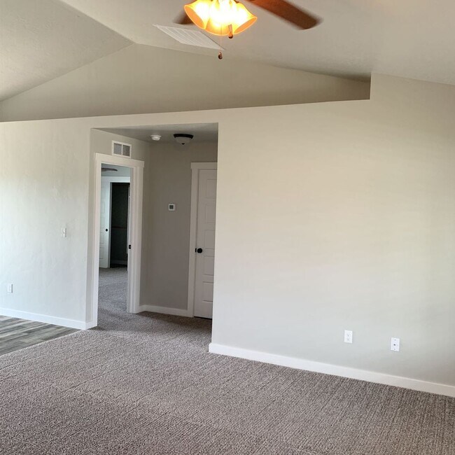 Building Photo - Pet Friendly Caldwell Home!