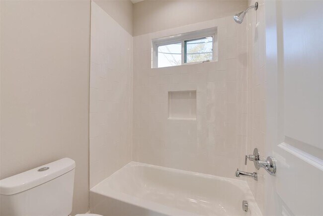 Building Photo - 2915 Sherwood Grn Ln