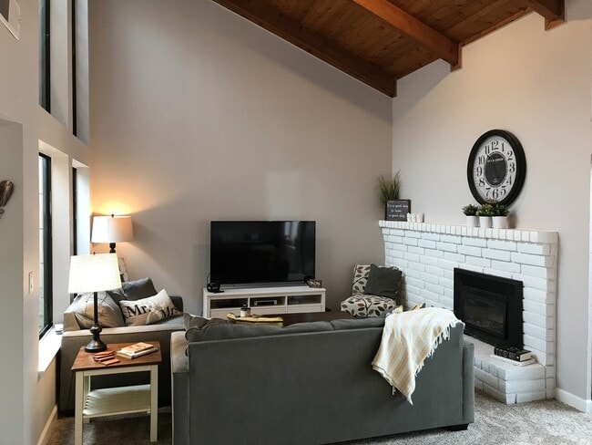 Building Photo - Upscale condo located in gated Community!