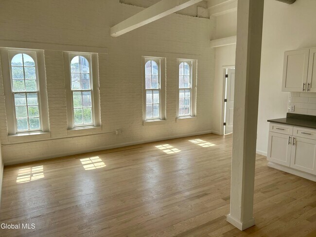 Building Photo - 155 River St