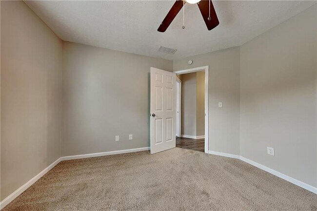 Building Photo - 450 Aristocrat Dr SW