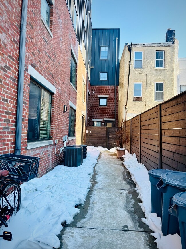 Building Photo - 1012-14 S Randolph St