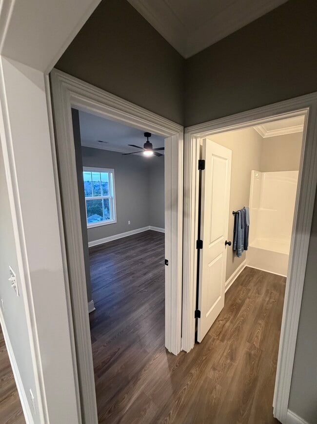 Building Photo - 955 Oakwood Estates Dr