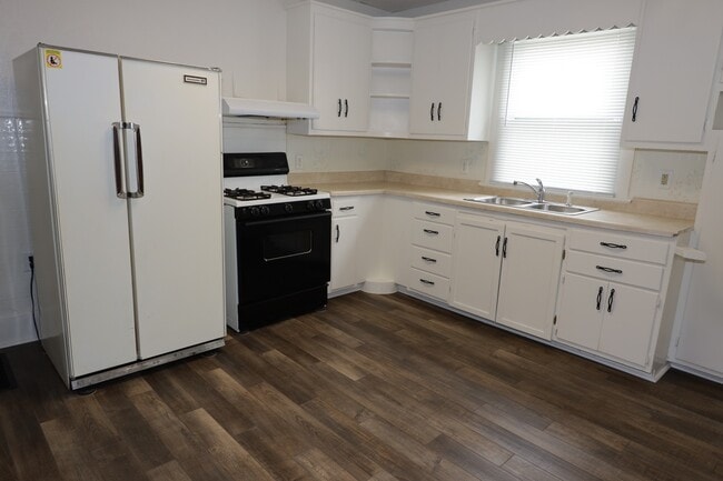 Building Photo - 521 Dewey Ave