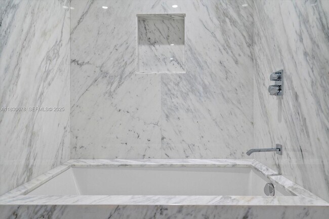 Building Photo - 17901 Collins Ave