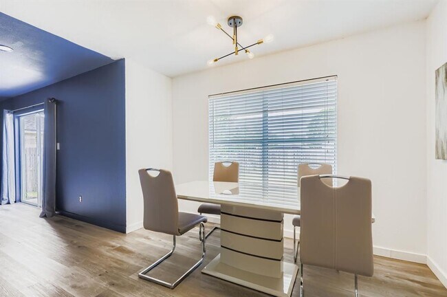 Building Photo - 1202 Hughmont Dr