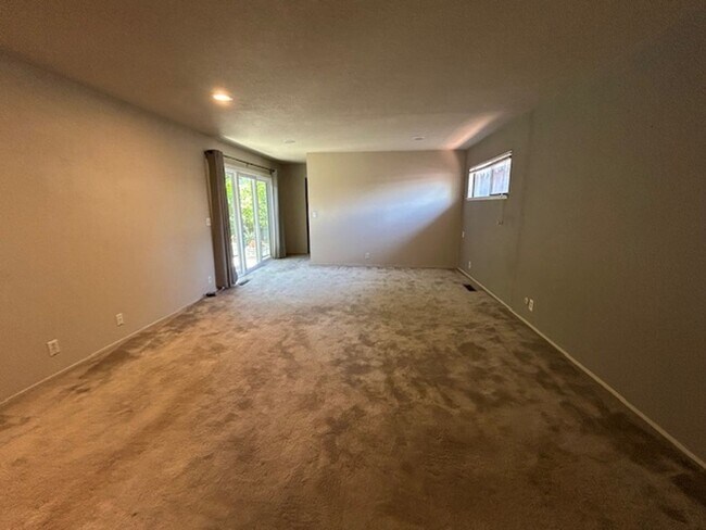 Building Photo - Charming 3bed/2.5Bath  Bennett Valley Home...