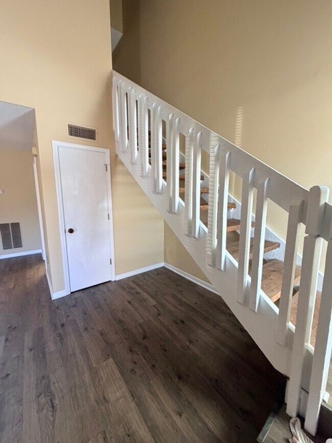 Building Photo - Rock Knoll