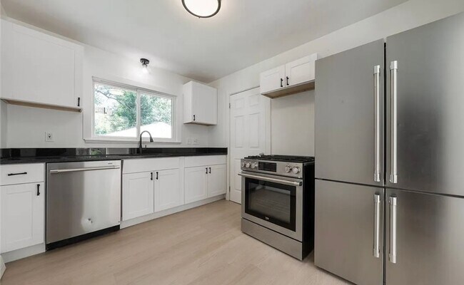 Building Photo - Beautiful 3 Bedroom Mentor Home