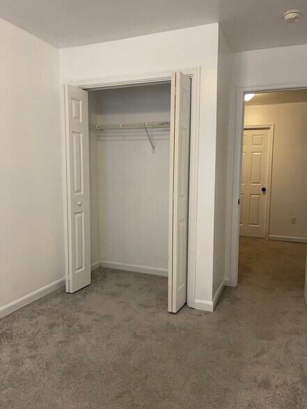 Building Photo - 147 Holmes St