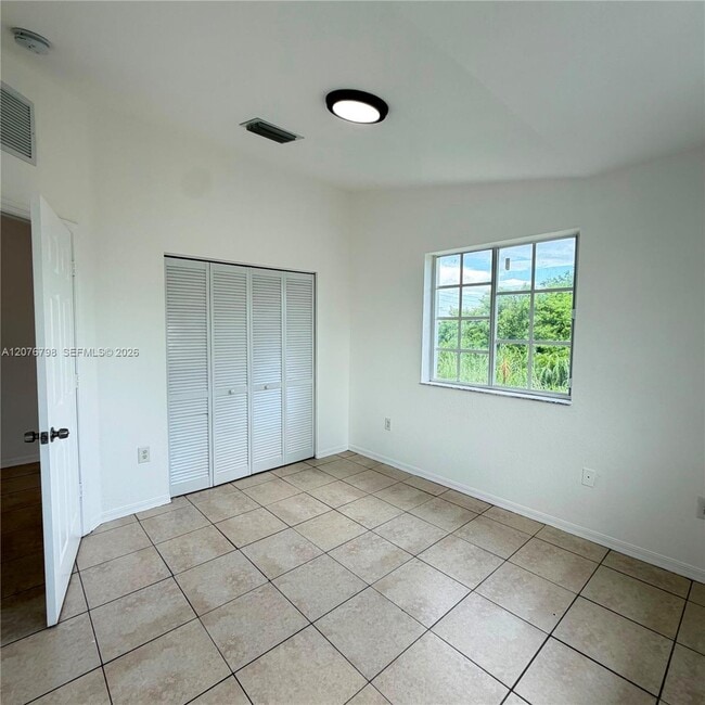 Building Photo - 923 SE 16th Ct