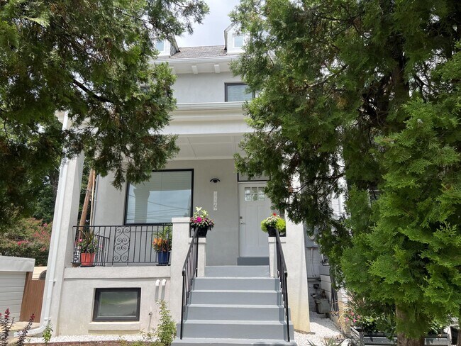 Building Photo - 439 Hamilton St NW