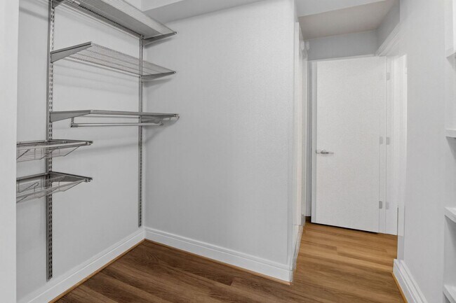 Building Photo - Short Walk to the Wharf! - Professionally Managed  and Spacious 1BR With Monument Views
