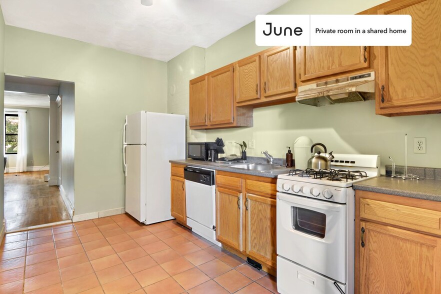 Building Photo - Private bedroom in 3 bed/2 bath Home