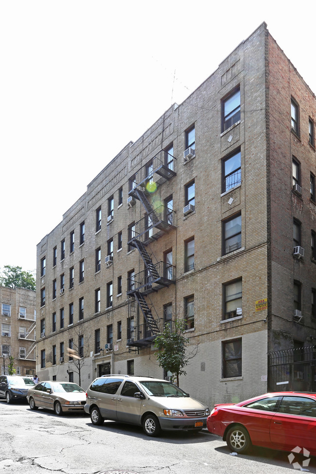 Building Photo - 670 W 193rd St