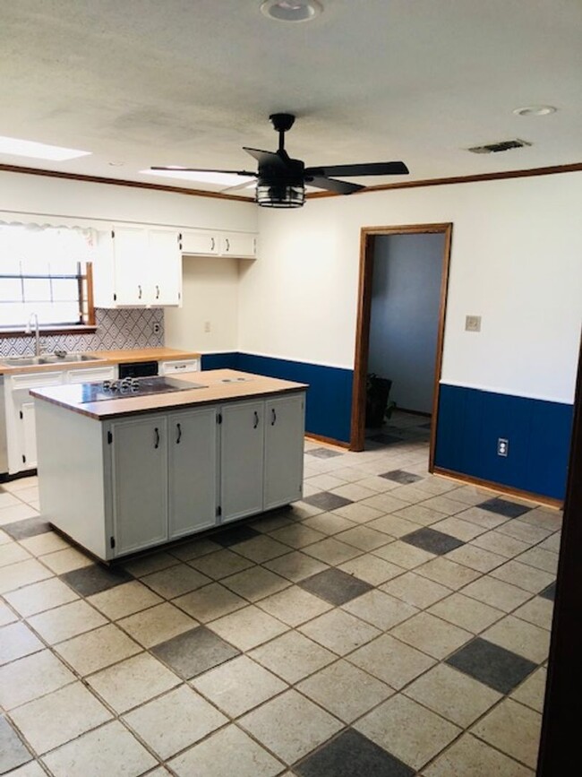 Building Photo - $100 OFF FIRST MONTH'S RENT MOVE IN SPECIA...