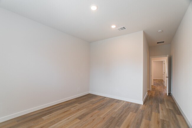 Building Photo - 11 Mariposa Wds Dr