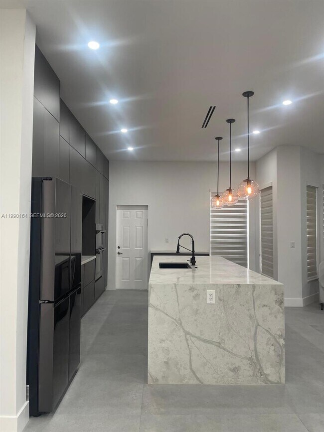 Building Photo - 5350 SW 33rd Ave