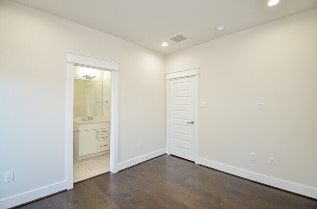 Building Photo - 2103 Engelmohr St
