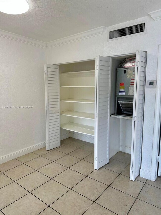 Building Photo - 3905 SW 78th Ct