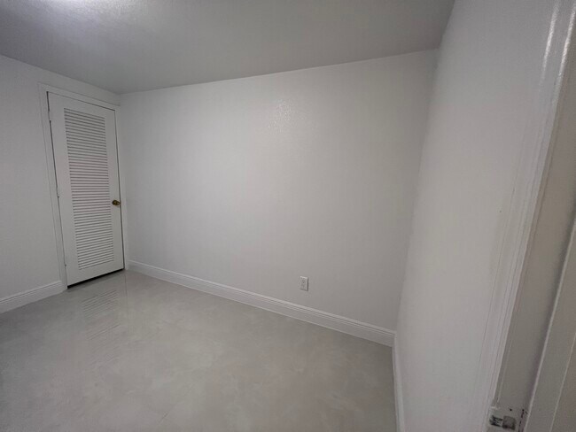 Building Photo - 1300 NE 47th Ct