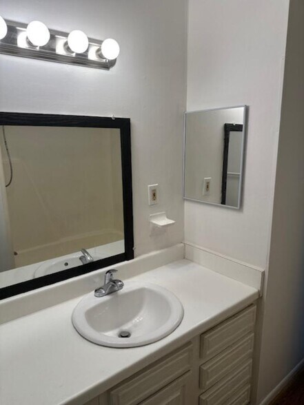 Building Photo - 415 N Oceana Blvd