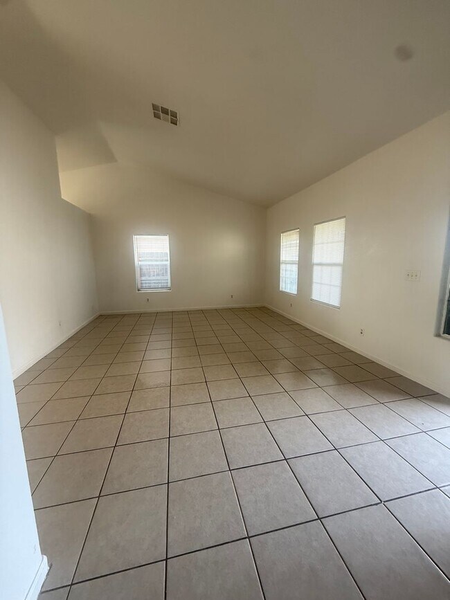 Building Photo - Move-in Ready!