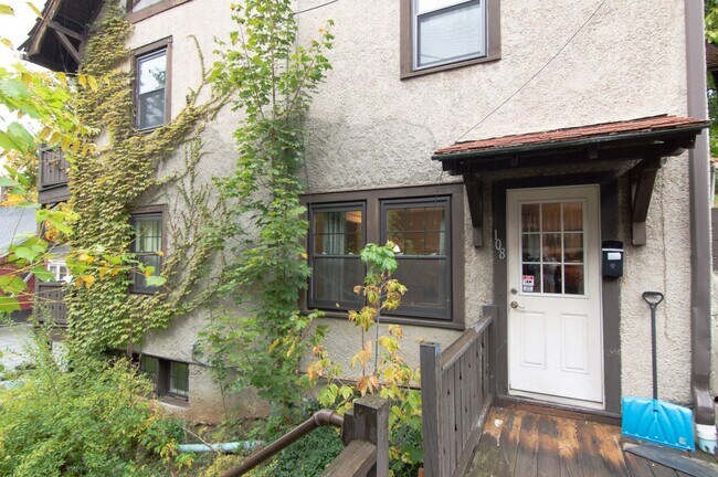 Building Photo - Room for Rent in 5 Bedroom House