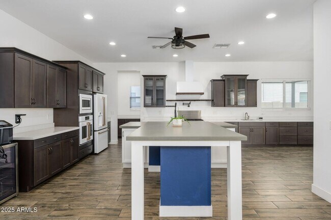 Building Photo - 1221 E Paseo Way